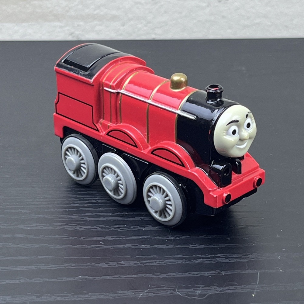 Thomas & Friends James #5 2002 Learning Curve Diecast Magnetic Train Engine